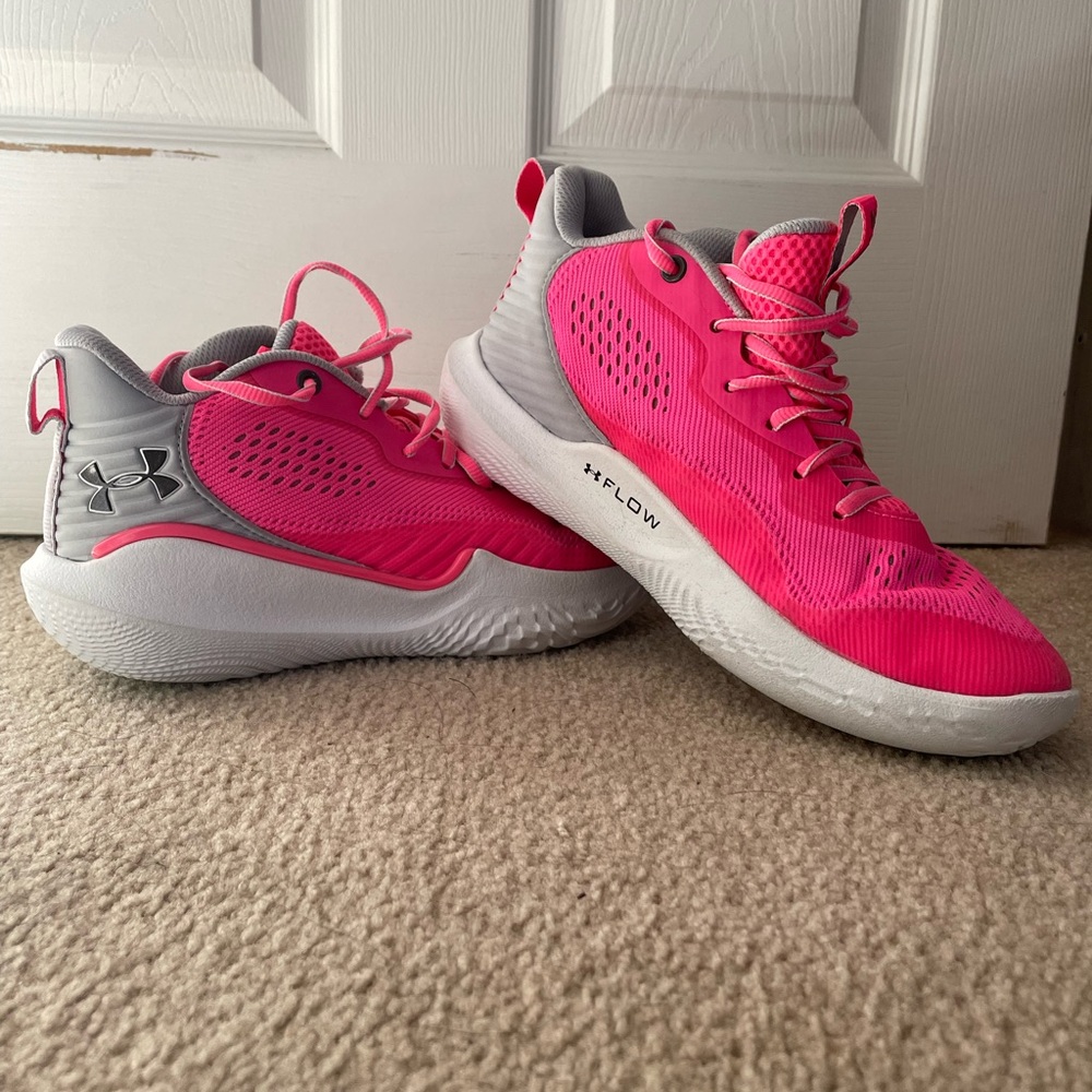 Women's Basketball shoes| Under Armor| UA Flow Breakthru Basketball Shoes